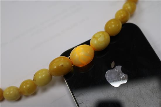 A single strand graduated amber bead necklace, gross weight 19 grams, 38cm.